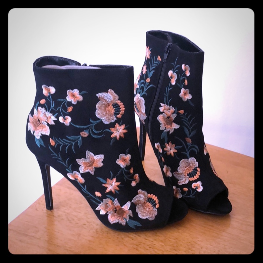 NEW in box. Peek-A-Boo Toe Heeled Boots. Size 10🎈